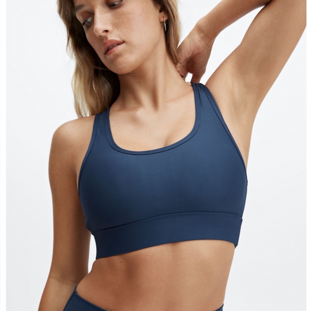 Navy Fabletics On-The-Go Medium Impact Sports Bra size medium NWT